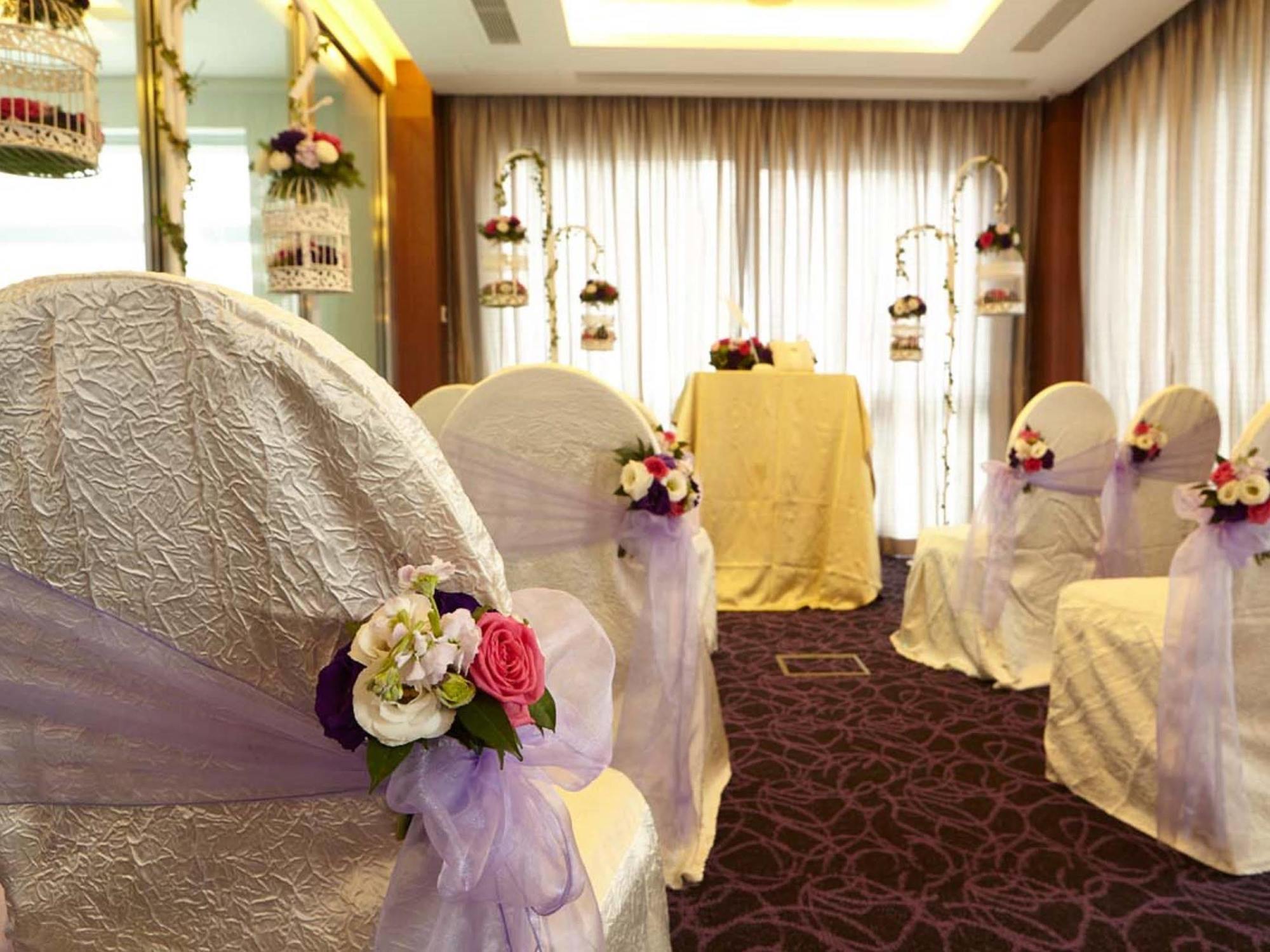 Aqueen Paya Lebar Singapura